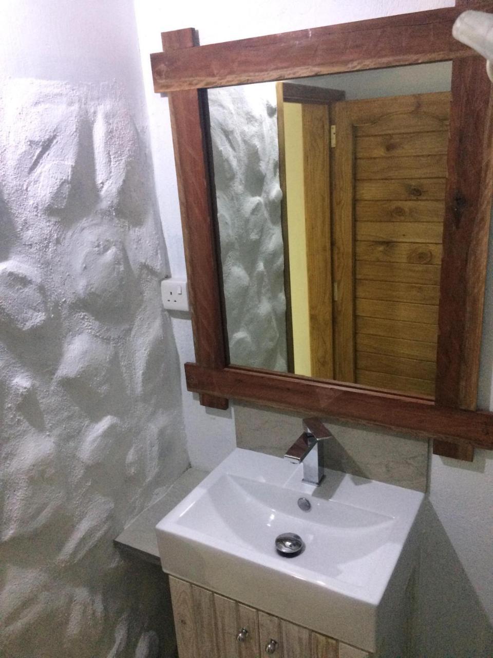 Holiday Surf Lodge Tamarin Exterior foto