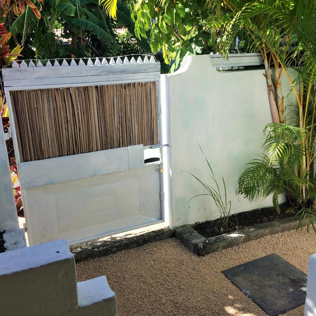 Holiday Surf Lodge Tamarin Exterior foto